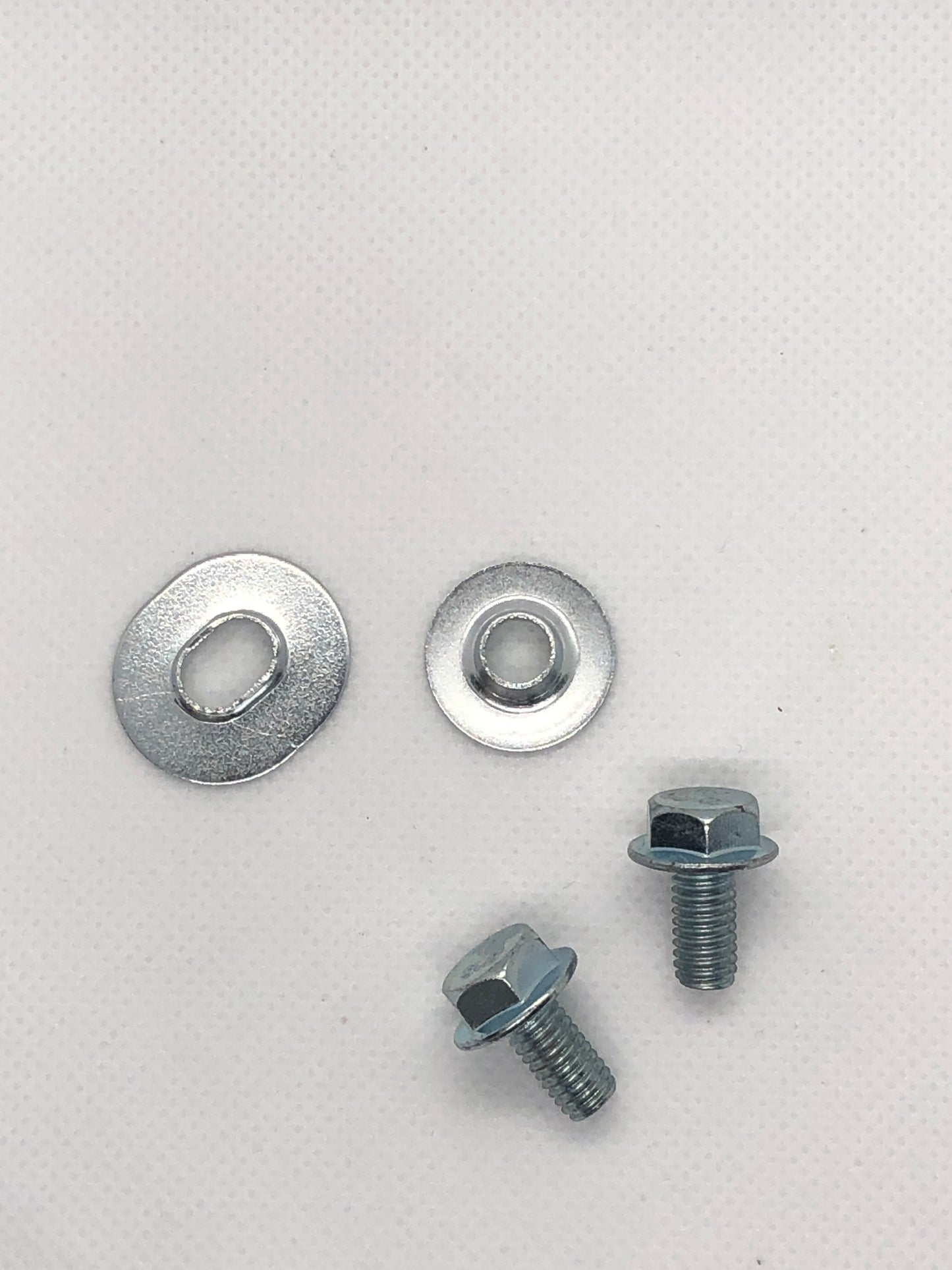 Bolter og skiver til montering av kjededeksel